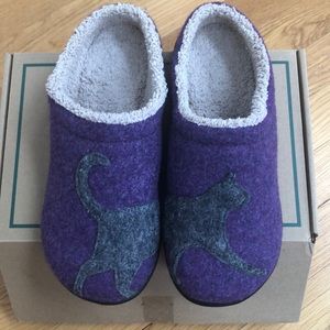 L.L. Bean slipper size 8